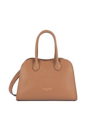 Sac à main en cuir couleur fauve avec doubles poignées et une bandoulière amovible, embossé du logo "Lancaster Paris" en lettres dorées.
