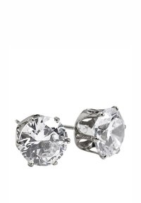 Paar runder, durchsichtiger Kristall-Steckerohrringe, eingefasst in silberne Krappenfassung auf weißem Hintergrund.