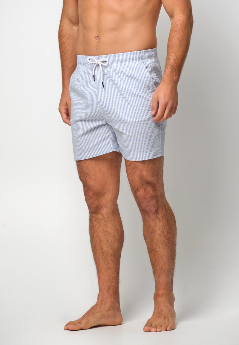 Blå och vita randiga badshorts med elastisk midja, dragsko och sidofickor, tillverkade av lättviktsmaterial.