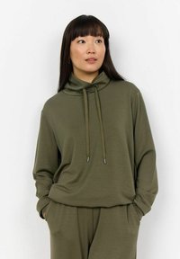 Felpa verde oliva realizzata in tessuto morbido, con colletto a cowl, lacci con punte in metallo e vestibilità rilassata.
