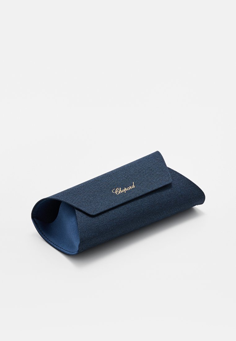 Navyblauwe brilcase van textuurstof, met een flapsluiting en gouden logodetail. Ronde hoeken en een gladde binnenkant.