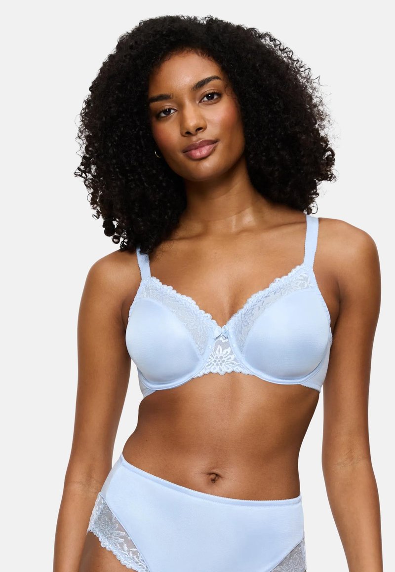 Lyseblå bh med blondekanter, med bøyle og justerbare stropper. Mykt, glatt materiale med blomsterdetaljer på cupene.