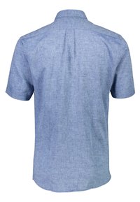 Camisa de manga corta abotonada en tela azul claro con un acabado texturizado, que presenta un cuello clásico y un detalle de yugo en la parte posterior.