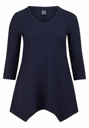 Jūras zila tunika ar teksturētu rakstu, trīs ceturtdaļu piedurknēm un izliekta apakšējā mala, izgatavota no mīksta, elastīga auduma.