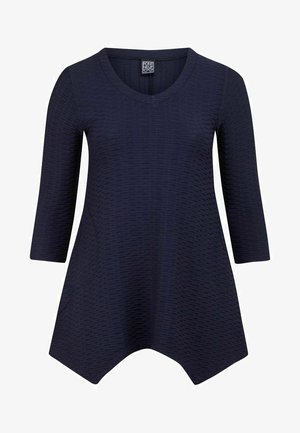Námornícky modrý tunikový top s textúrovaným vzorom, s trojštvrťovými rukávmi a zakriveným lemom, vyrobený z jemnej, elastickej látky.