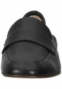 Mocassins en cuir noir avec des détails perforés, une large sangle au milieu du pied, une pointe ronde et une finition lisse et brillante.