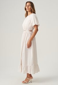 THE FATED AUDREE - Maxi šaty - beige stripe