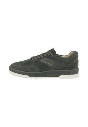 Baskets en daim vert foncé avec des détails perforés, lacets plats et semelle blanche texturée. Présente un branding minimal sur le côté.