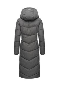 Ilgas pilkas pūkinis paltas su kapišonu, turintis chevrono rašto dygsnius, elastines rankogalius ir mažą logotipą nugaroje prie kaklo.