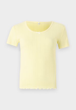 Top amarillo de manga corta con textura acanalada, escote redondo y un lazo blanco en el centro. Detalle de dobladillo en forma de ondas.