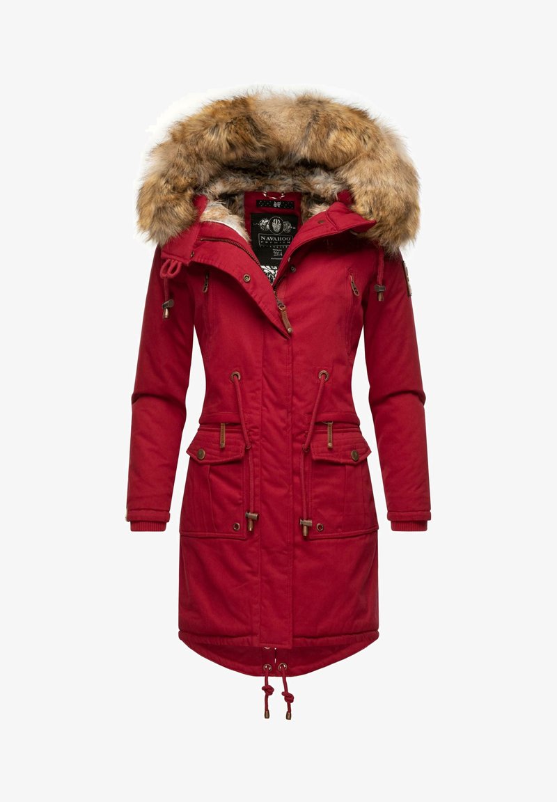 Manteau d'hiver long rouge avec capuche en fourrure, fermeture éclair à l'avant, cordons de taille ajustables et plusieurs poches à rabat et zip.