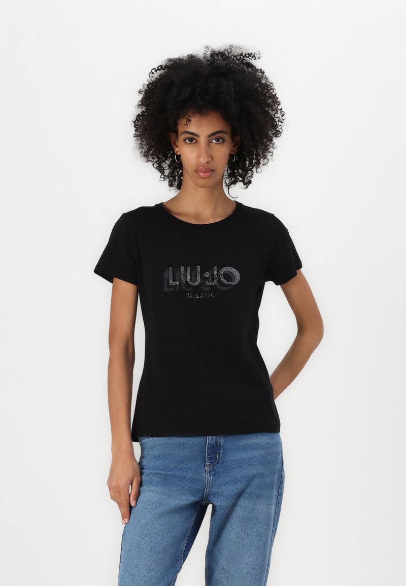 Tricou negru cu mânecă scurtă, fabricat din bumbac, cu un logo strălucitor "LIU JO MILANO", pe un fundal alb simplu.
