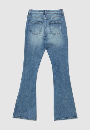 Jeans en denim bleu avec des jambes évasées, deux poches à l'arrière et des détails décolorés sur un fond clair.
