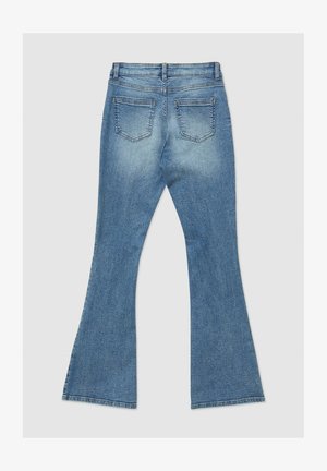 Jeans en denim bleu avec des jambes évasées, deux poches à l'arrière et des détails décolorés sur un fond clair.