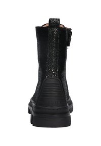 Stivaletti neri alla caviglia con superficie textura, punta arrotondata e linguetta per facilitare l'indossamento. Presentano una suola in gomma con scanalature e marchio sul tallone.