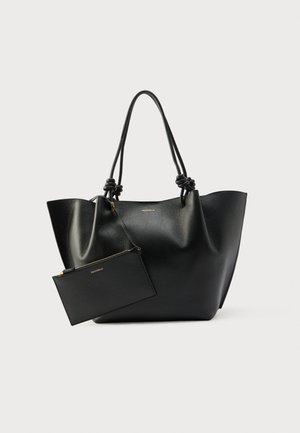 Bolso tote de cuero negro con acabado texturizado, que cuenta con dos asas largas y un pequeño estuche con cremallera a juego adjunto.