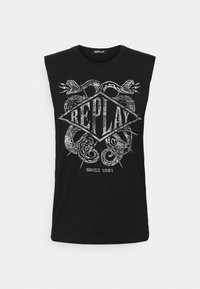 Camiseta sin mangas negra de algodón, con un gráfico texturizado blanco que presenta serpientes y el texto "REPLAY SINCE 1981" en el centro.