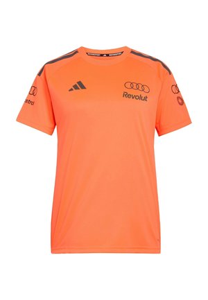 Leuchtend orangefarbenes Sportshirt mit kurzen Ärmeln, schwarzen Adidas-Streifen, Audi- und Revolut-Logos sowie weiteren Sponsorlogos auf den Ärmeln.