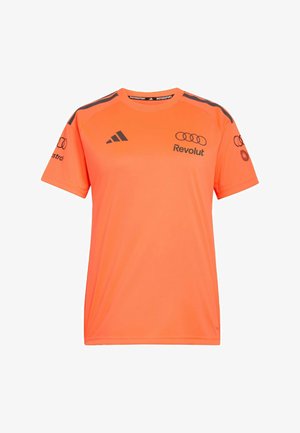 Leuchtend orangefarbenes Sportshirt mit kurzen Ärmeln, schwarzen Adidas-Streifen, Audi- und Revolut-Logos sowie weiteren Sponsorlogos auf den Ärmeln.