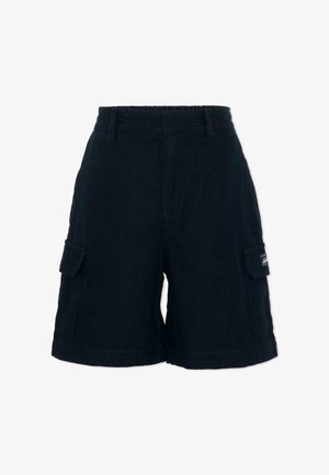 Short cargo noir taille haute avec poches à rabat latérales et passants de ceinture, avec une petite étiquette cousue sur la poche droite.
