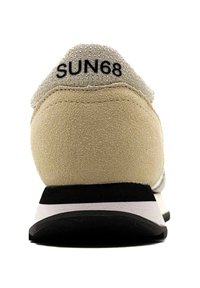 Scarpa sportiva beige in suede con un tallone in tessuto grigio testurizzato, suola nera e intersuola bianca. Presenta il logo "SUN68" sul retro.