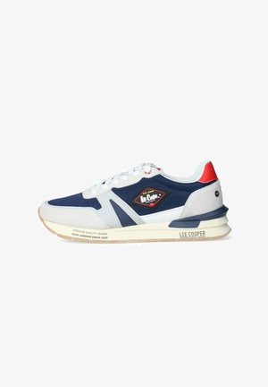 Sneaker da uomo basse in blu navy, bianco, grigio e rosso con chiusura frontale con lacci, suola in gomma e marchio Lee Cooper sul lato e sul tallone.