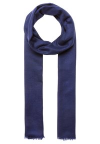 Écharpe bleu marine en tissu doux, présentant une texture lisse avec des bords effilochés, et une forme allongée adaptée au motif d'enroulement.
