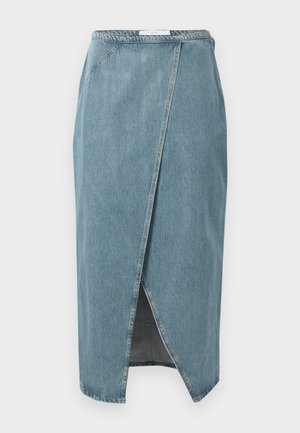 Jupe en denim bleu clair avec un design enveloppant, présentant des coutures visibles, une fente avant et une taille ajustée.