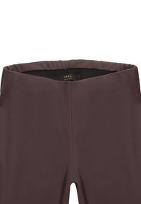 Ciemnobrązowe legginsy z wysokim stanem, o gładkiej fakturze; wewnętrzna metka mówi "OPRA". Projekt podkreśla wygodę oraz odpowiedniość stylu.