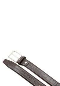 Cintura in pelle sintetica di coccodrillo marrone con una fibbia rettangolare argentata lucida e diversi fori per la regolazione della misura. Superficie texturizzata per un tocco di dettaglio.