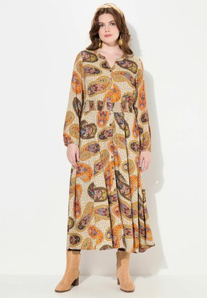 Abito lungo con bottoni realizzato in tessuto leggero, caratterizzato da un motivo paisley arancione, marrone e crema. Gonna fluida e maniche lunghe.