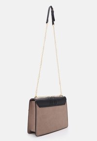 Brązowa torebka o teksturowanej powierzchni z czarną klapką z ekologicznej skóry, posiada złoty łańcuszek jako pasek oraz zabudowany, prostokątny kształt.