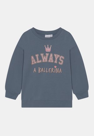 Felpa grigia con scollo rotondo, spalle scese e polsini a coste. Presenta un testo ricamato rosa "ALWAYS A BALLERINA" con un design a corona.