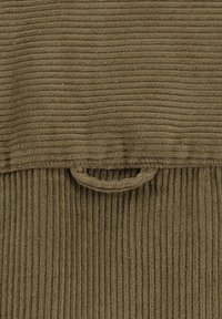 Olivgrüner Cordstoff mit vertikalen Rillen und einem kleinen Schlaufenhandgriff oben. Weiche Textur, praktisches Design.