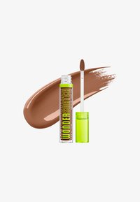 Tube ouvert de correcteur marron NYX Wonder Stick avec applicateur et trace de maquillage marron sur fond blanc.