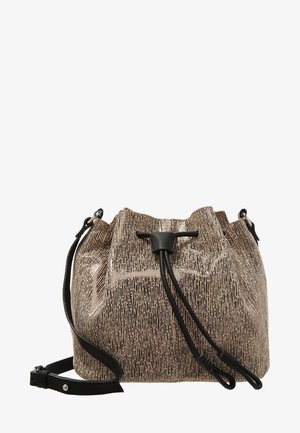 Torebka typu bucket w beżowym kolorze z fakturą pionowych linii. Wyposażona w czarne zapięcie na sznurek oraz odpinany pasek na ramię.
