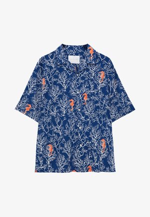 Blauw overhemd met korte mouwen en knopen, bedrukt met witte koraalpatronen en oranje zeepaardjes over het hele shirt.