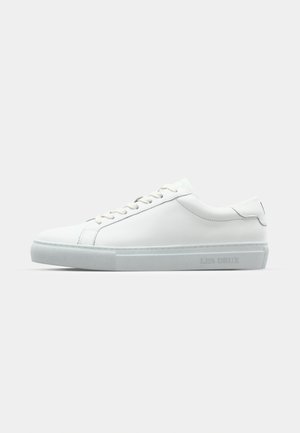Baskets en cuir blanc avec une finition lisse, bout arrondi, lacets plats et un design minimaliste. Semelle en caoutchouc gris clair avec un logo sur le côté.