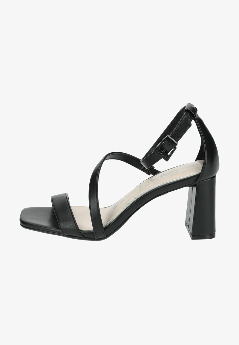 Sandale à talons hauts noire avec un bout carré, deux sangles avant et une sangle à la cheville avec une boucle. Texture en cuir lisse et talon bloc.