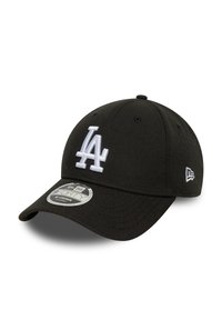 Cappellino da baseball nero con logo "LA" ricamato in bianco, visiera curva, cinturino regolabile e trama in tessuto. Presenta un'etichetta New Era sulla visiera.