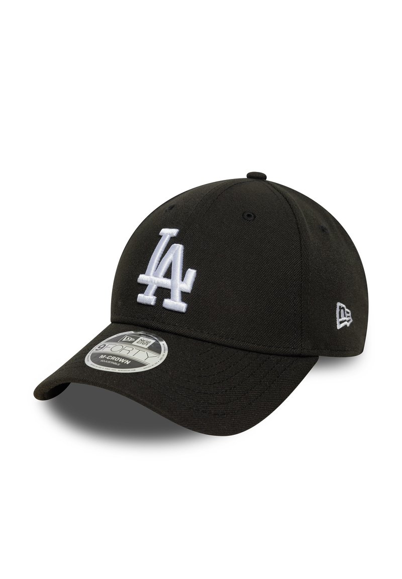 Cappellino da baseball nero con logo "LA" ricamato in bianco, visiera curva, cinturino regolabile e trama in tessuto. Presenta un'etichetta New Era sulla visiera.