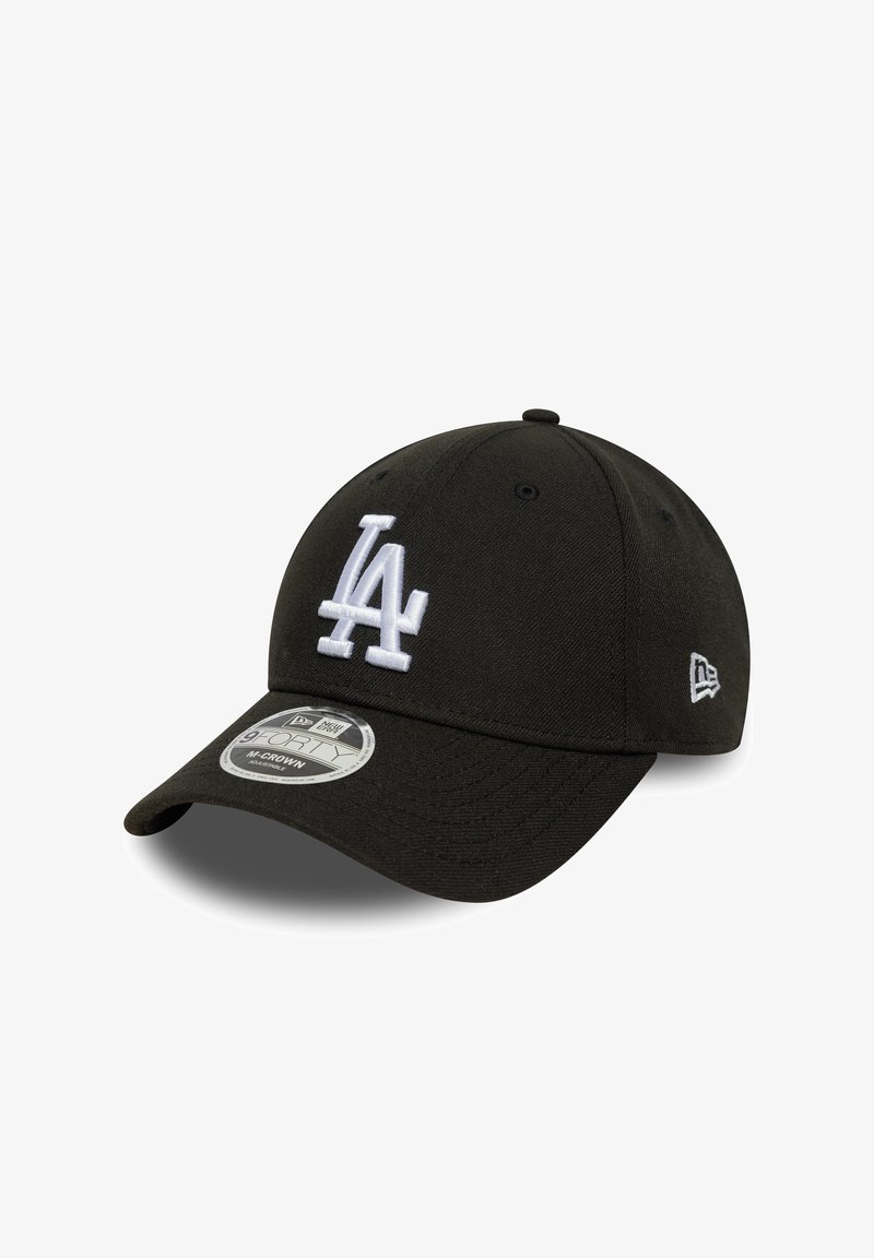Cappellino da baseball nero con logo "LA" ricamato in bianco, visiera curva, cinturino regolabile e trama in tessuto. Presenta un'etichetta New Era sulla visiera.