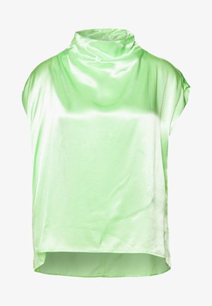Top verde satinado con collo alto e maniche a cappuccio, caratterizzato da una texture liscia e lucida e una vestibilità ampia all'orlo.