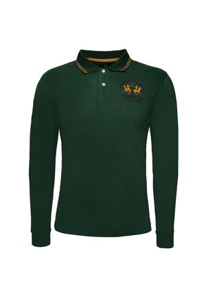 Polo de manga larga en verde oscuro, hecho de algodón. Presenta un cuello con acentos amarillos y un logo bordado en amarillo y púrpura.