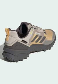 adidas Terrex TERREX SWIFT R3 GORE-TEX® - Hiking shoes - beige charcoal semi spark