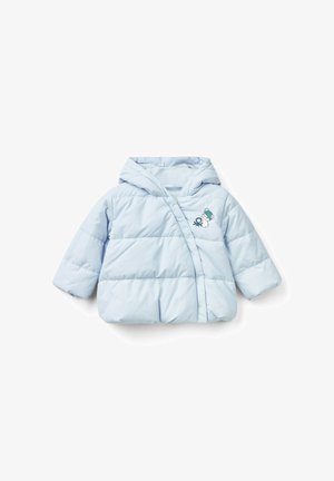 Giacca puffa azzurro chiaro con cappuccio, caratterizzata da un design incrociato frontale, una texture morbida e un dettaglio ricamato di un orso polare sul petto.