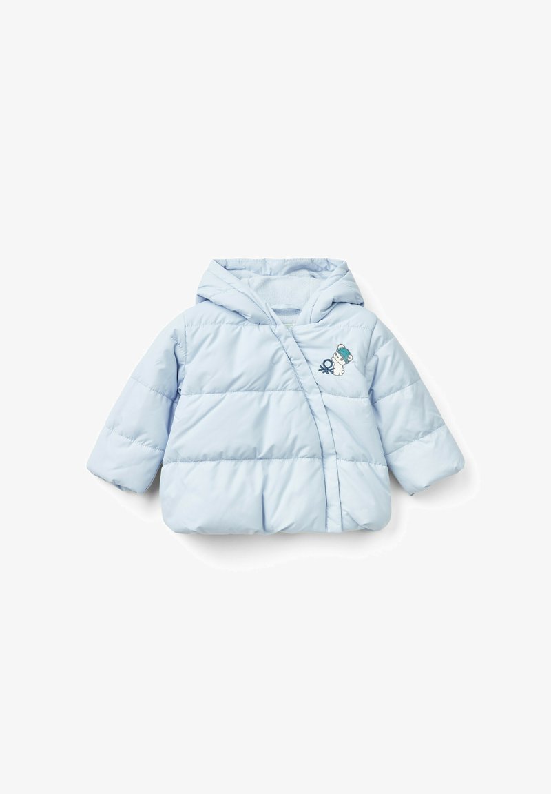 Světle modrá péřová bunda s kapucí, s předním křížovým designem, jemnou texturou a vyšívaným detailem ledního medvěda na hrudi.