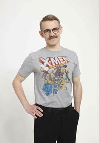 Marvel X-MEN XMEN DISTRESSED GROUP SHOT UNISEX - Camiseta estampada - melange grey