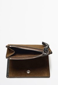 Portafoglio in suede marrone con chiusura a zip, un comparto interno e un bottone a pressione. Rifiniture in pelle liscia, forma piatta e senza pattern visibili.