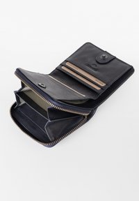 Portafoglio in pelle nera con chiusura a zip, multiple tasche per carte e due scomparti, che mostra una superficie testurizzata e un dettaglio con bottone a scatto.
